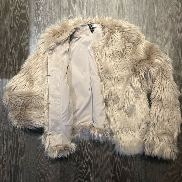 H&M Divided | Short Faux Fur Jacket | Light Greige | XS - Picture 4 of 5